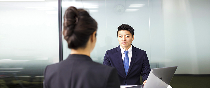 不動産会社スタッフから入居審査の説明を受けている様子